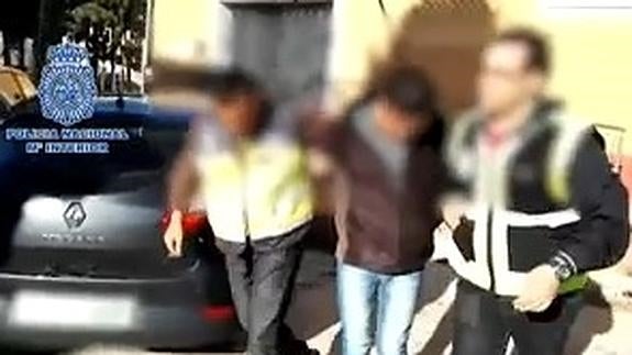 Dos agentes escoltan al detenido.
