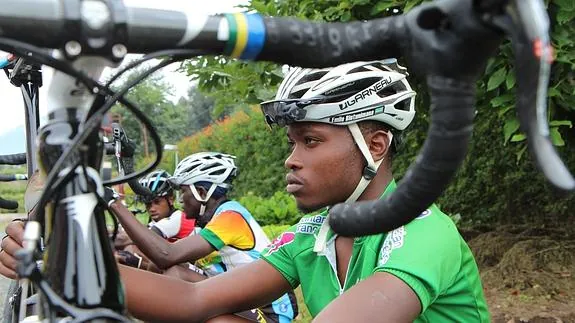 Varios ciclistas ruandeses con sus bicicletas.