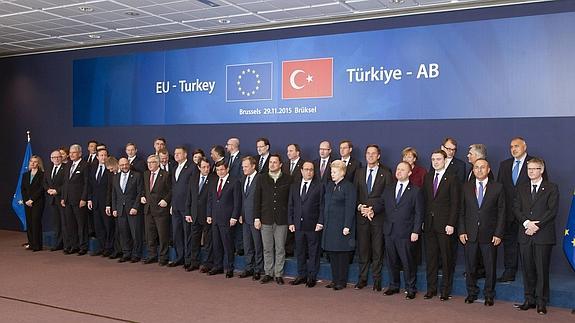 Foto de familia de los jefes de Estado y de Gobierno de la UE y el primer ministro de Turquía, Ahmet Davutoglu.
