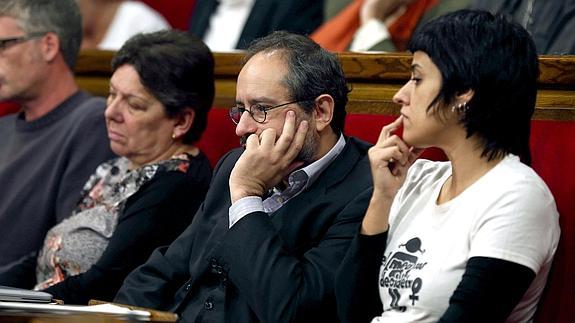 Los diputados de la CUP Antonio Baños y Anna Gabriel, durante un pleno en el Parlament.