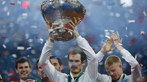Murray levanta el trofeo de campeón. 