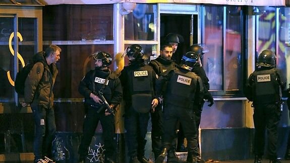 Policías desplegados en París tras los atentados del 13 de noviembre. 
