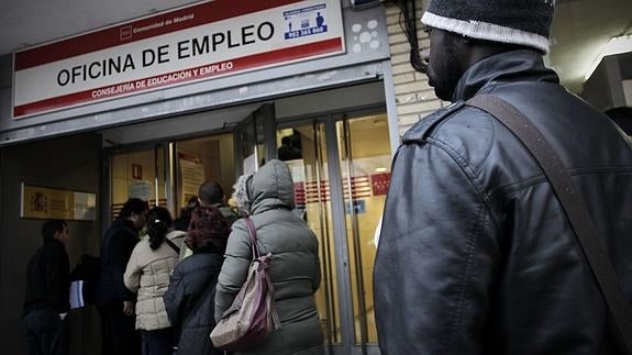 Cola en una oficina de empleo. 