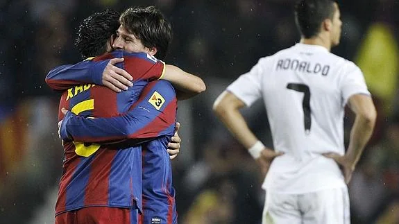Xavi se abraza con Messi a la espalda de Cristiano. 