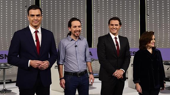 Los candidatos posan antes del comienzo del debate.