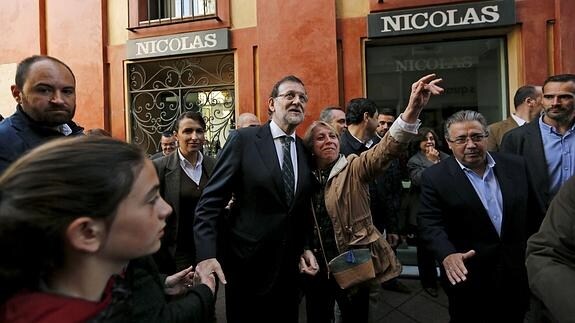 Rajoy pasea por Sevilla. 