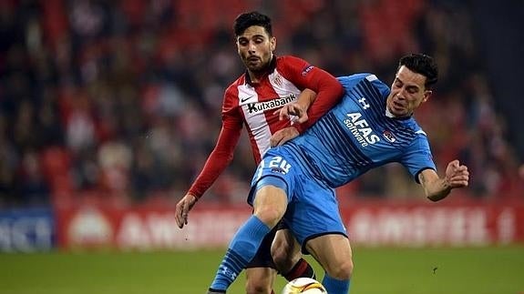 Eneko Bóveda (i) disputa un balón durante el partido. 