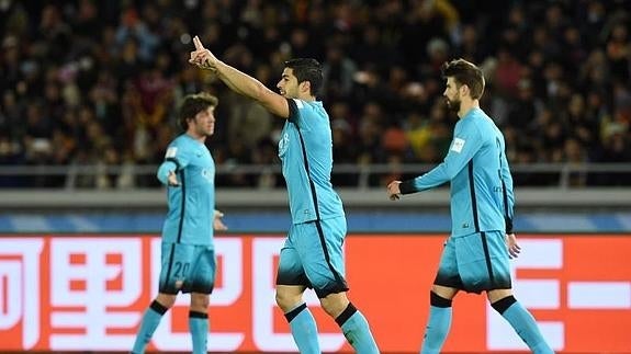 Luis Suárez celebra su primer gol. AFP