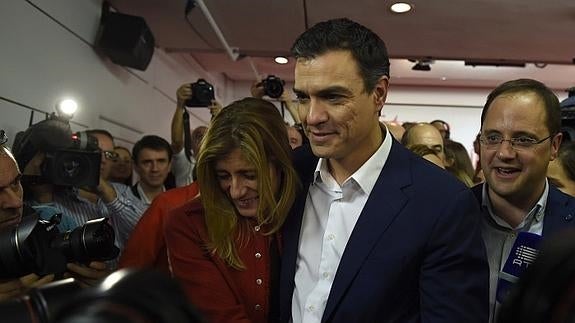 Pedro Sánchez, con su mujer, en Ferraz.