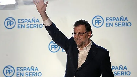Mariano Rajoy saluda desde el balcón de la calle Génova. 