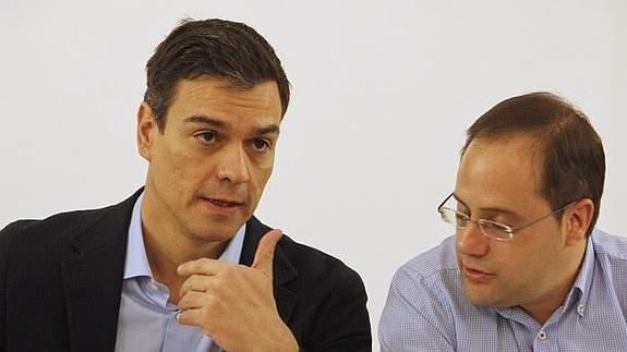 Pedro Sánchez (izq.), junto a Luena, en la reunion ejecutiva del PSOE.