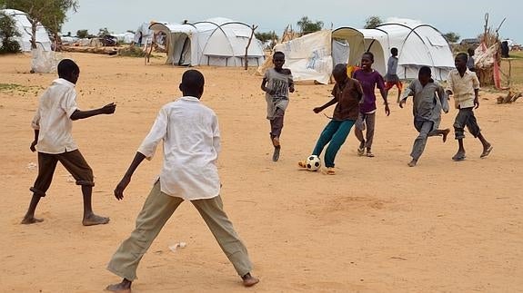 Unos niños jugando en un campamento de refugiados de Nigeria. 