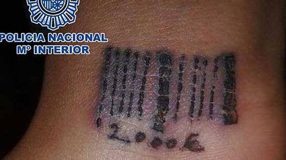 Código de barras y cantidad adeduada tatuados a una de las mujeres explotadas.