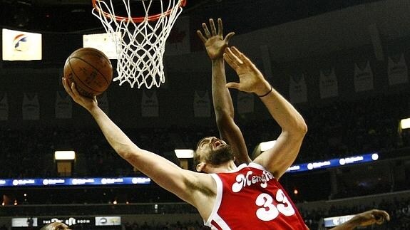 Marc Gasol lanza hacia la cesta.