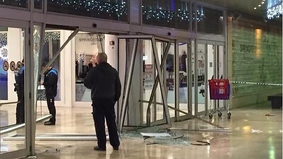 Pánico en un hipermercado en Sant Boi tras un alunizaje