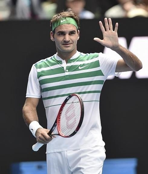 Federer saluda tras su victoria. 