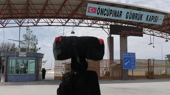 na refugiada siria se dirige a la puerta fronteriza de Oncupinar en la ciudad de Kilis, Turquía. 