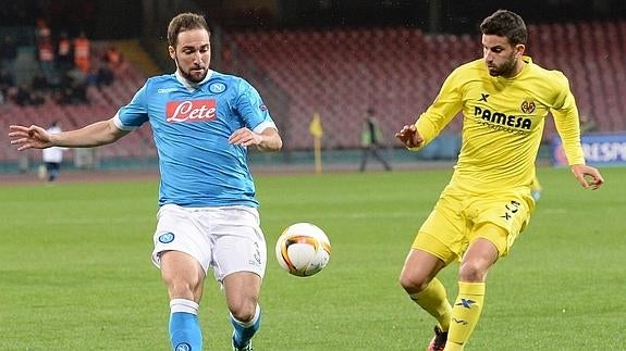 Higuain lucha por el balón.