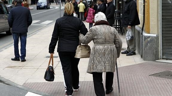 Una persona dependiente, con su cuidadora.