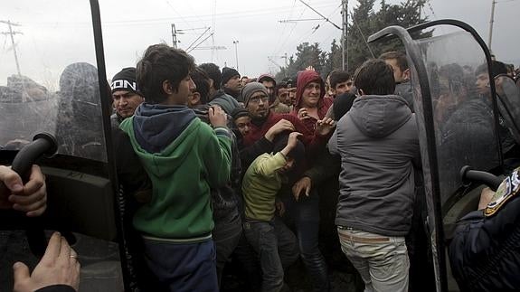 La Policía trata de controlar a un grupo de refugiados.