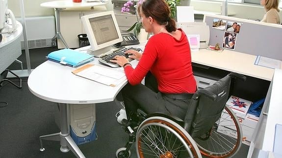 Muchos de quienes padecen la enfermedad van empeorando hasta que se ven abocados a utilizar una silla de ruedas. 