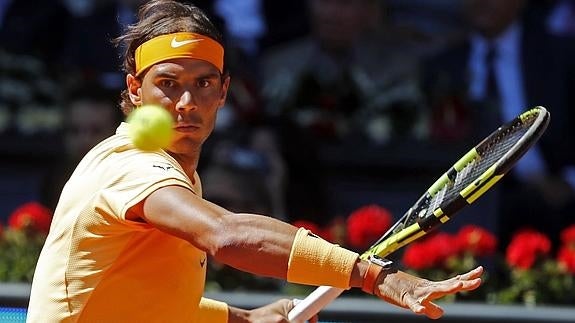 Nadal se prepara para golpear la pelota. 