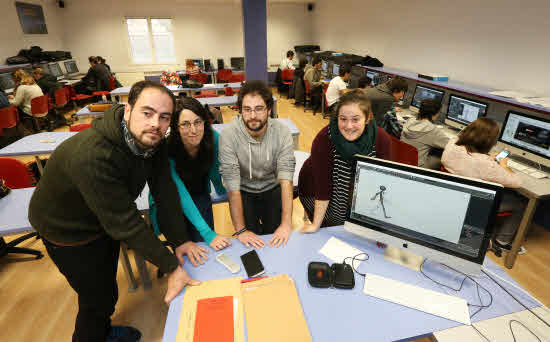Universitarios trabajando en un aula. 