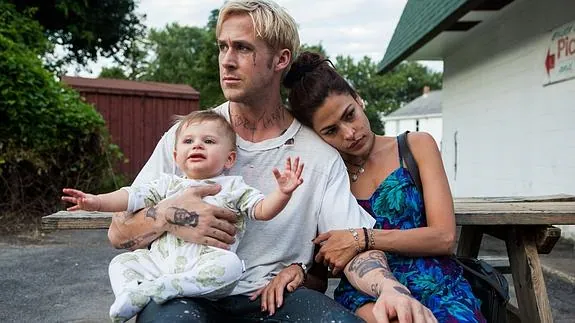 Ryan Gosling y Eva Mendes, en una escena de la película 'Cruce de caminos'. 