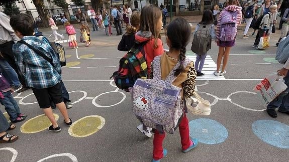 Niños en un patio del colegio. 