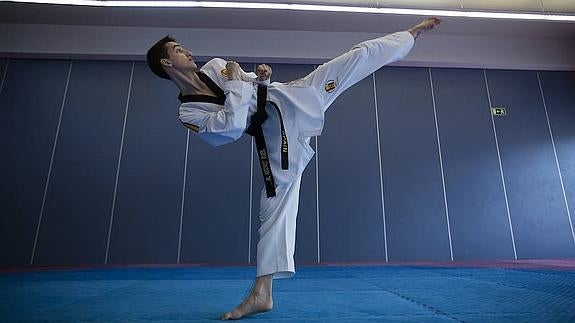 Tortosa ensaya una patada. 