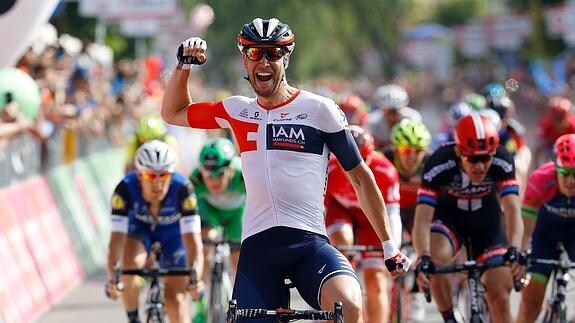 Roger Kluge (c) celebra su triunfo de etapa en el Giro. 
