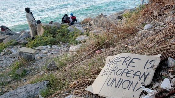Inmigrantes y activistas sobre las rocas del malecón en el paso fronterizo San Ludovic, en la costa mediterránea entre Ventimiglia y Mentón. 