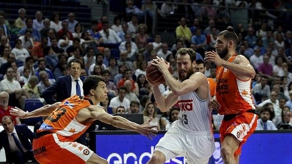 Sergio Rodríguez, en plena disputa por el balón. 