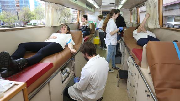 Voluntarios donan sangre en una unidad móvil.