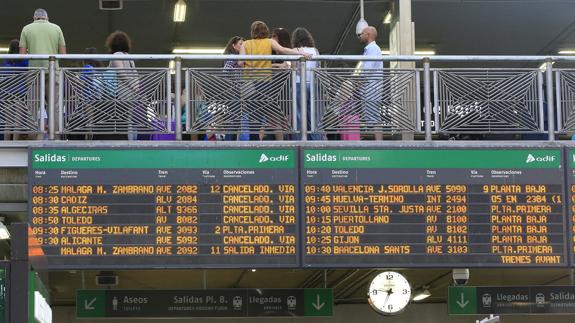 Paneles informativos de la estación de Atocha anuncian las cancelaciones de algunos trenes. 