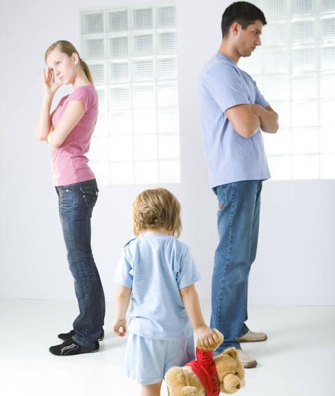 Dos padres enfadados junto a su hija.