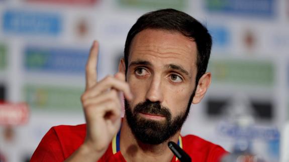 Juanfran declara en rueda de prensa. 