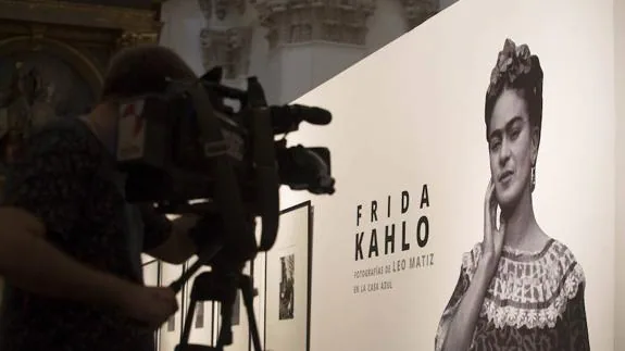 Imagen de Frida Kahlo en una exposición sobre la artista.