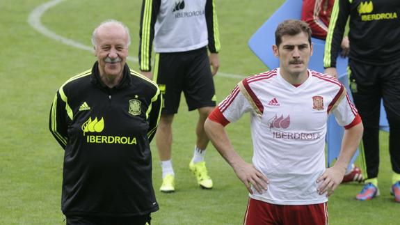 Vicente del Bosque e Iker Casillas. 