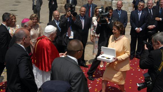 La alcaldesa de Valencia, Rita Barberá, recibe a Benedicto XVI en Valencia en 2006.