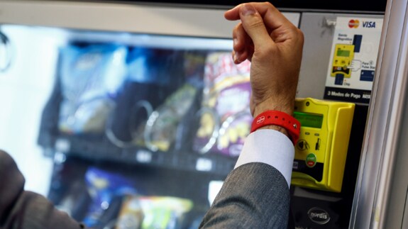 La pulsera permite pagar en máquinas de 'vending', tiendas y restaurantes.
