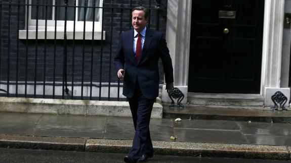 David Cameron sale de su residencia en el número 10 de Downing Street.