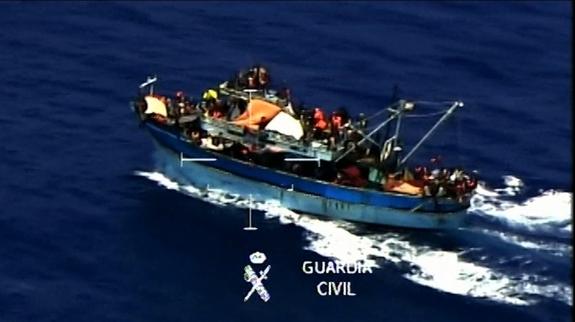 Embarcación con los inmigrantes llegando a las costas italianas.