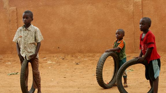 Niños jugando en la calle en Niamey (Nigeria). 