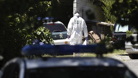 Los agentes en la residencia de los fallecidos.