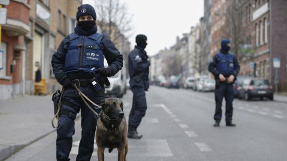 Policías belgas desplegados durante una operación antiterrorista. 