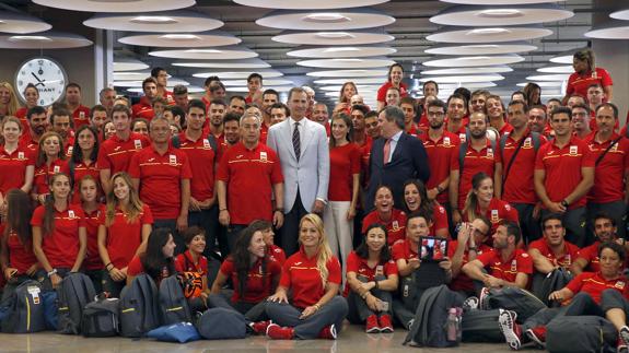 Los reyes despiden al equipo olímpico español antes de partir a Río. 