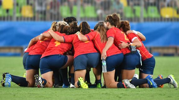 Las leonas se preparan antes del partido contra Australia. 