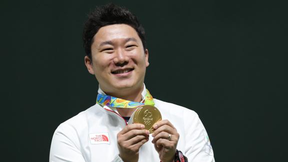 Jin Jongoh, con su oro olímpico. 