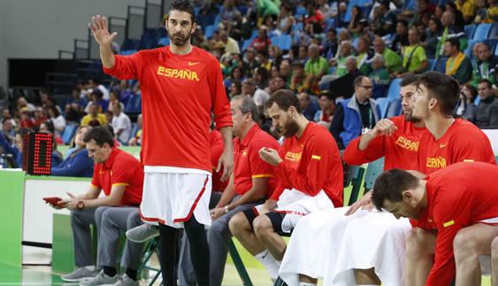 El banquillo español, durante el partido ante Lituania. 